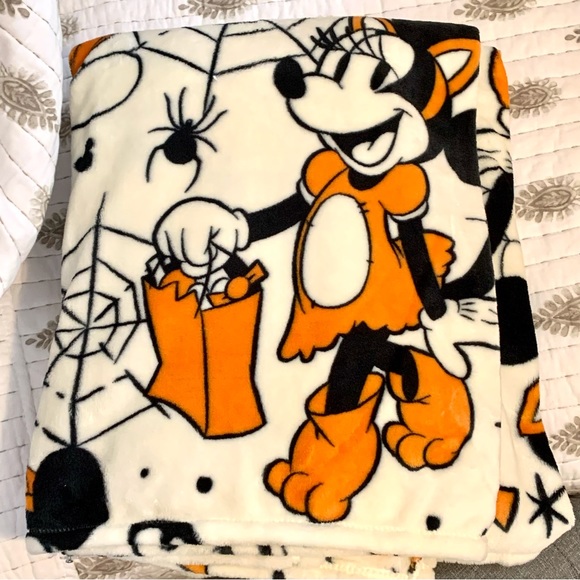 Vintage Style Minnie & Mickey Mouse 50” x 70” Plush Halloween Throw Blanket - Picture 10 of 11
